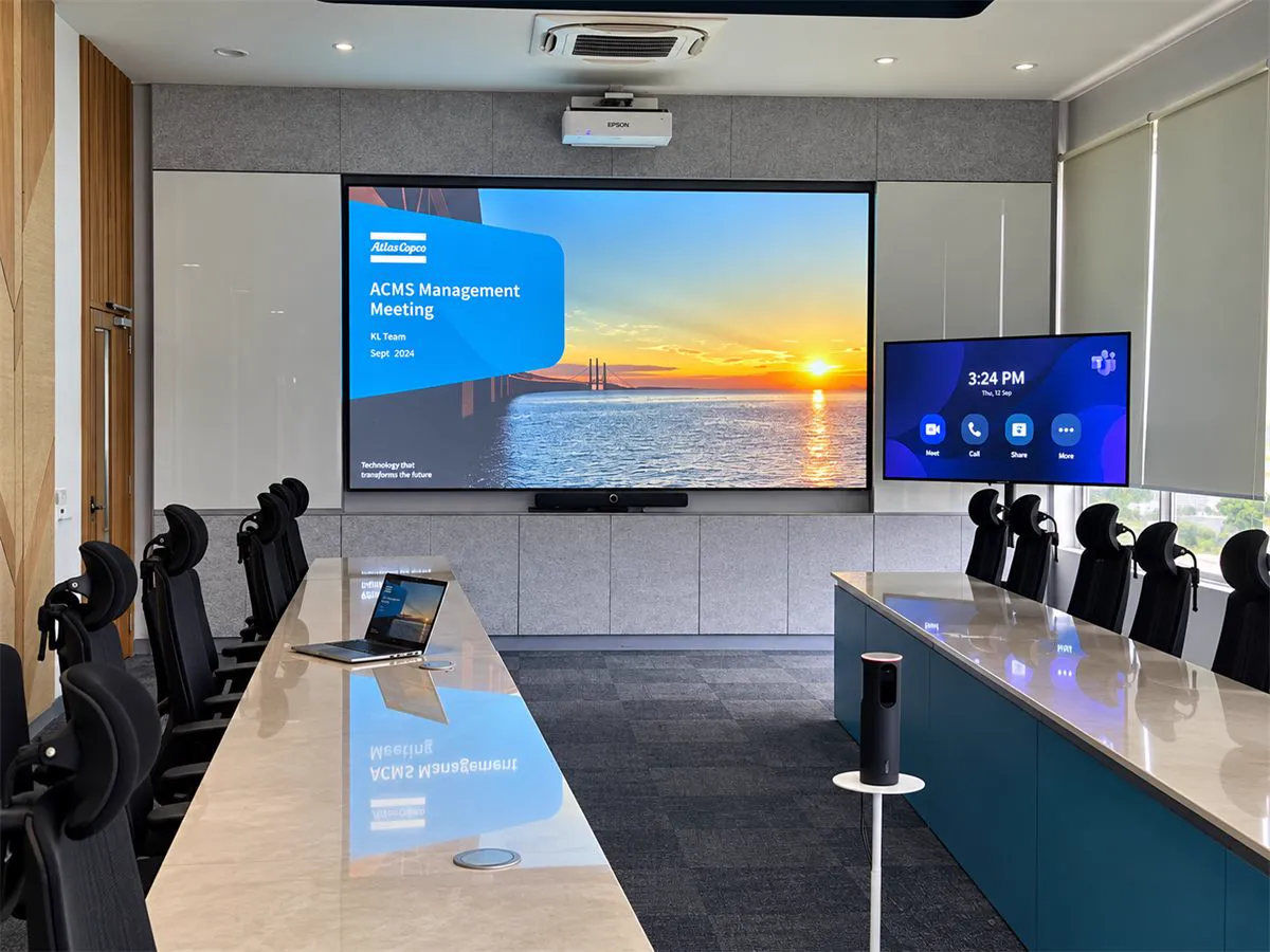 Meeting room with a ceiling projector, a wall screen and a side display