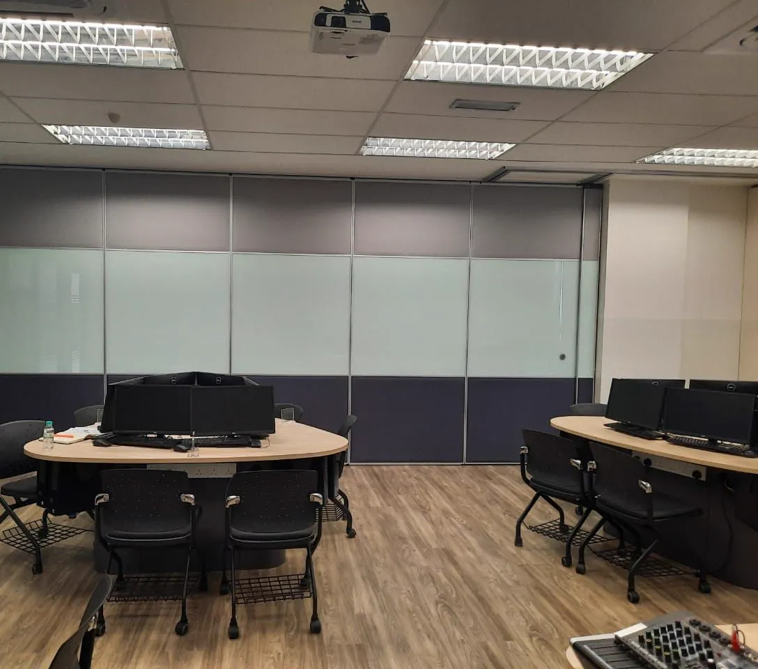 Training room with workstation displays and a projector