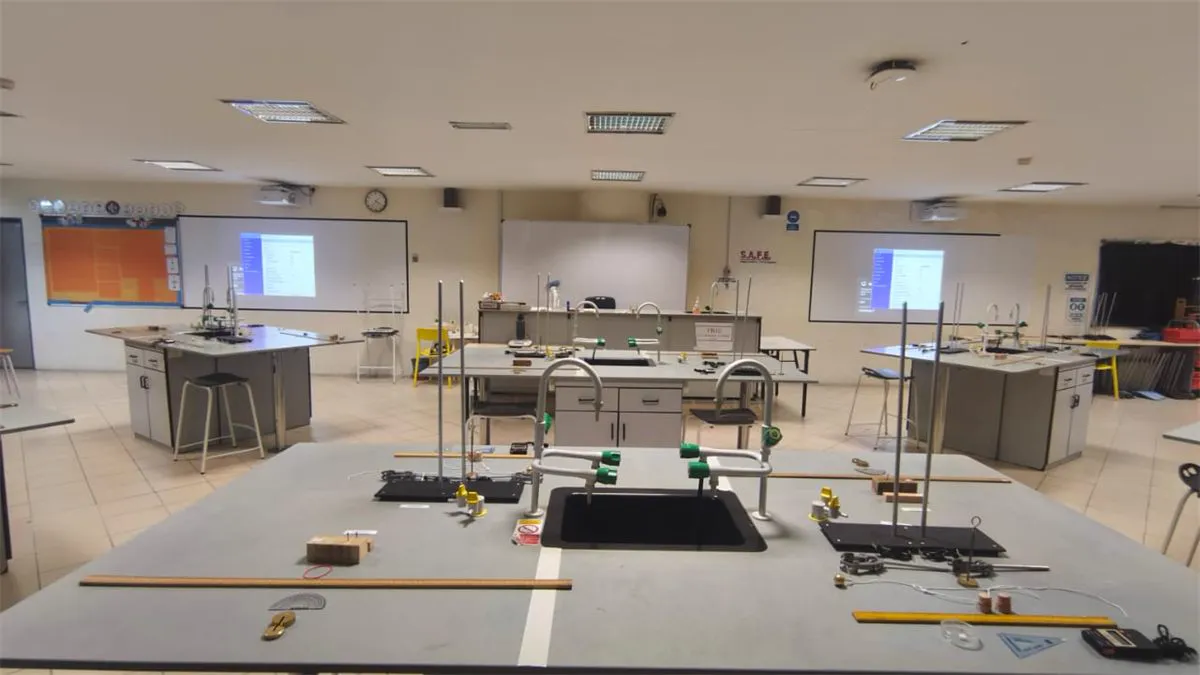 Science lab with twin ceiling projectors and screens