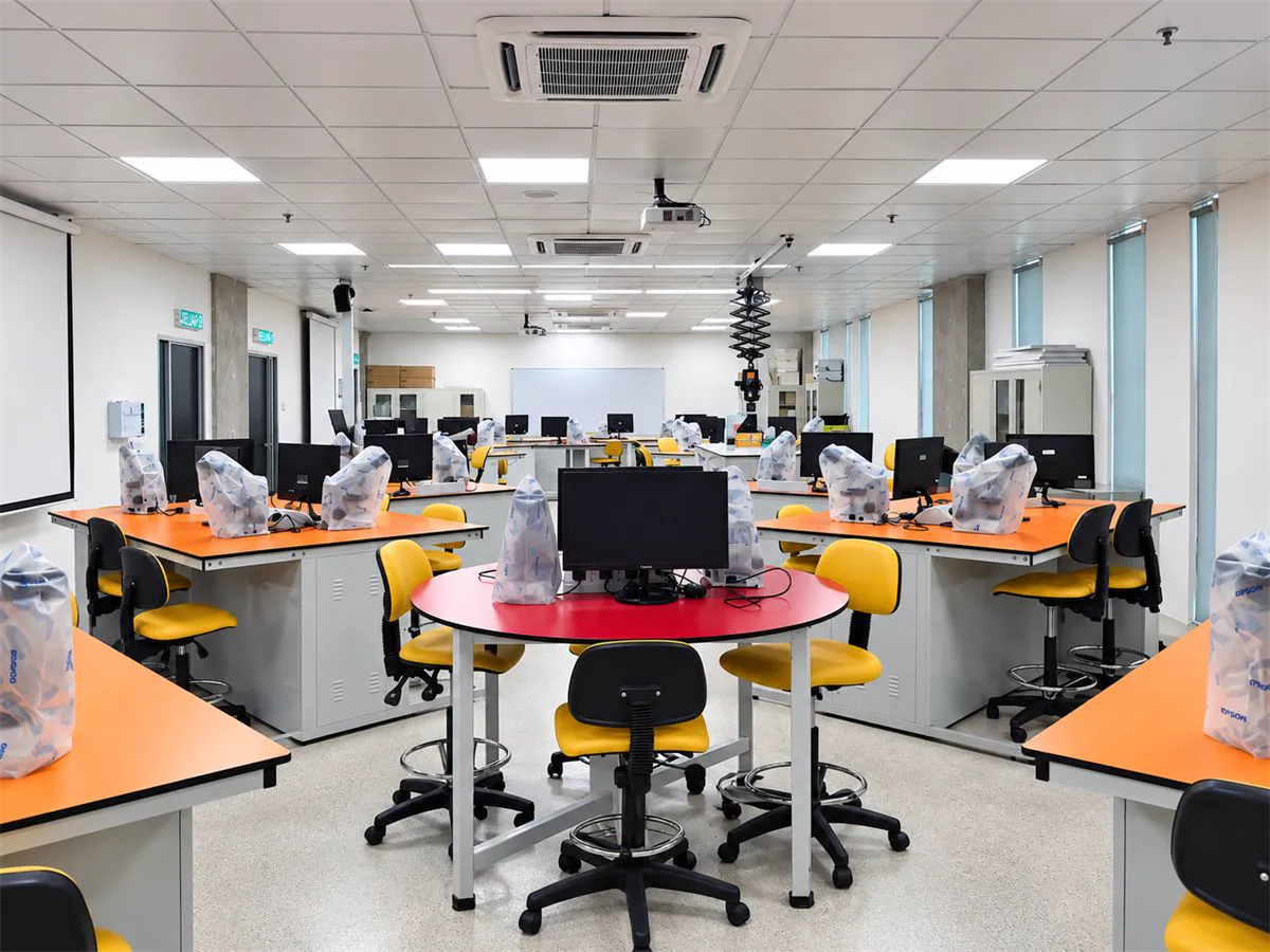 Laboratory with workstation displays, a ceiling projector and a screen